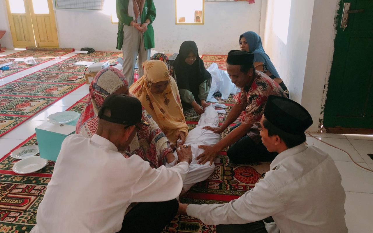Gambar Mahasiswa KKN UIN Alauddin Sukses Adakan Pelatihan Penyelenggaraan Jenazah