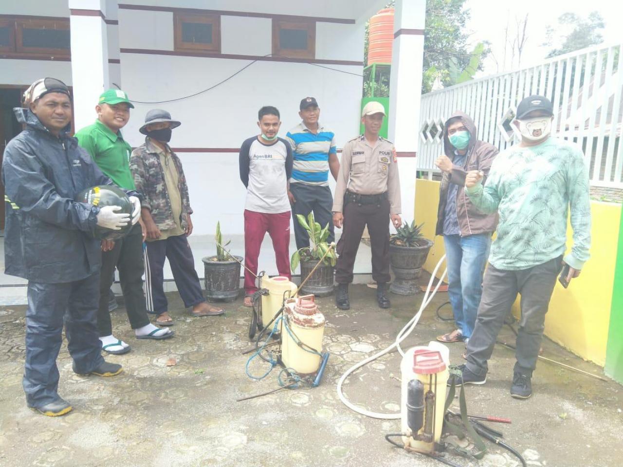 Gambar Mahasiswa KKN UIN Alauddin Desa Pangalloang Bulukumba Semprotkan Disinfektan