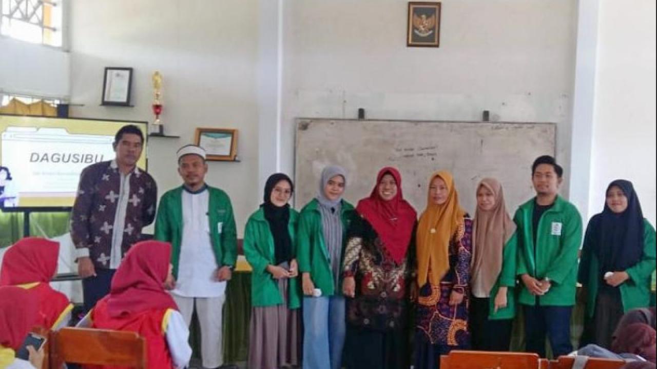 Gambar Mahasiswa KKN UIN Makassar Bekali Siswa MAN 4 Bone Cara Penyimpanan Obat Yang Benar