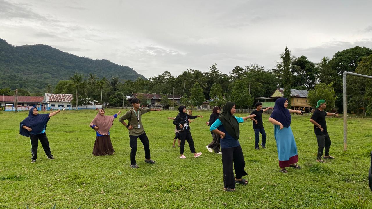 Gambar Mahasiswa KKN UINAM Ajak Warga Desa Uludaya Hidup Sehat Melalui Senam