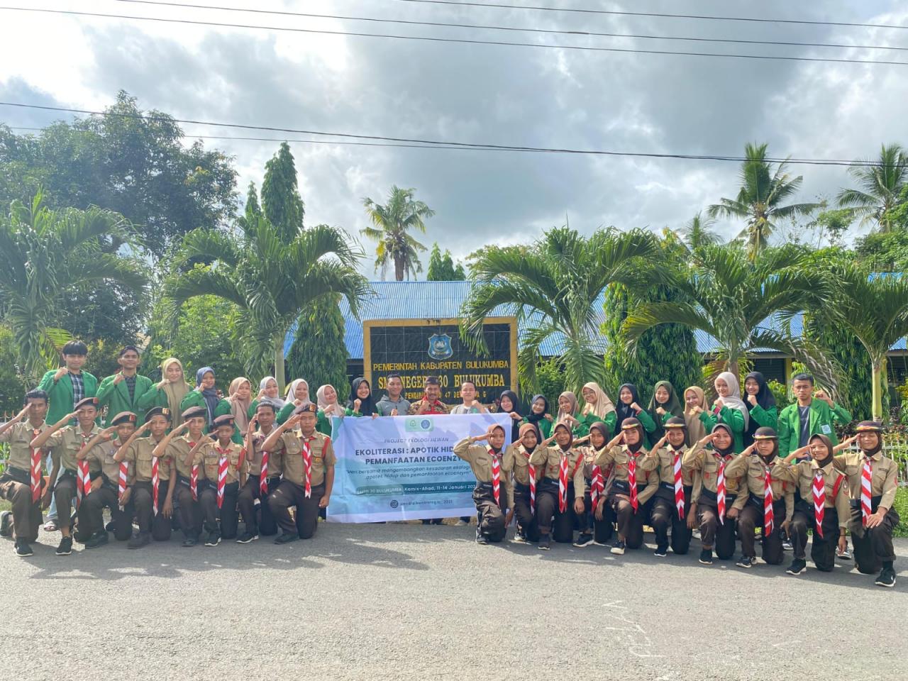 Gambar Mahasiswa Pendidikan Biologi UIN Alauddin Pengabdian Ekoliterasi di SMPN 30 Bulukumba