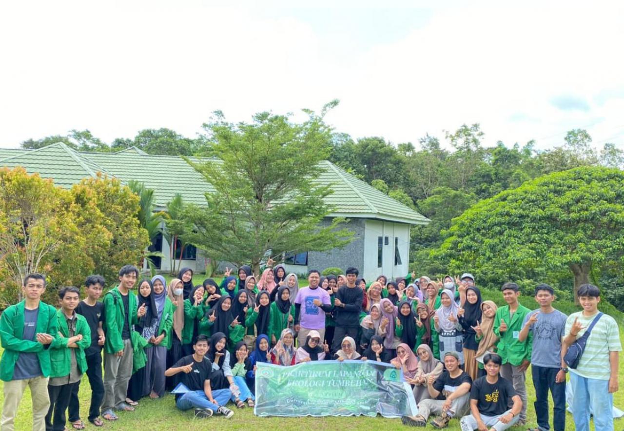 Gambar Mahasiswa Pendidikan Biologi UIN Alauddin Praktikum Lapangan di Enrekang