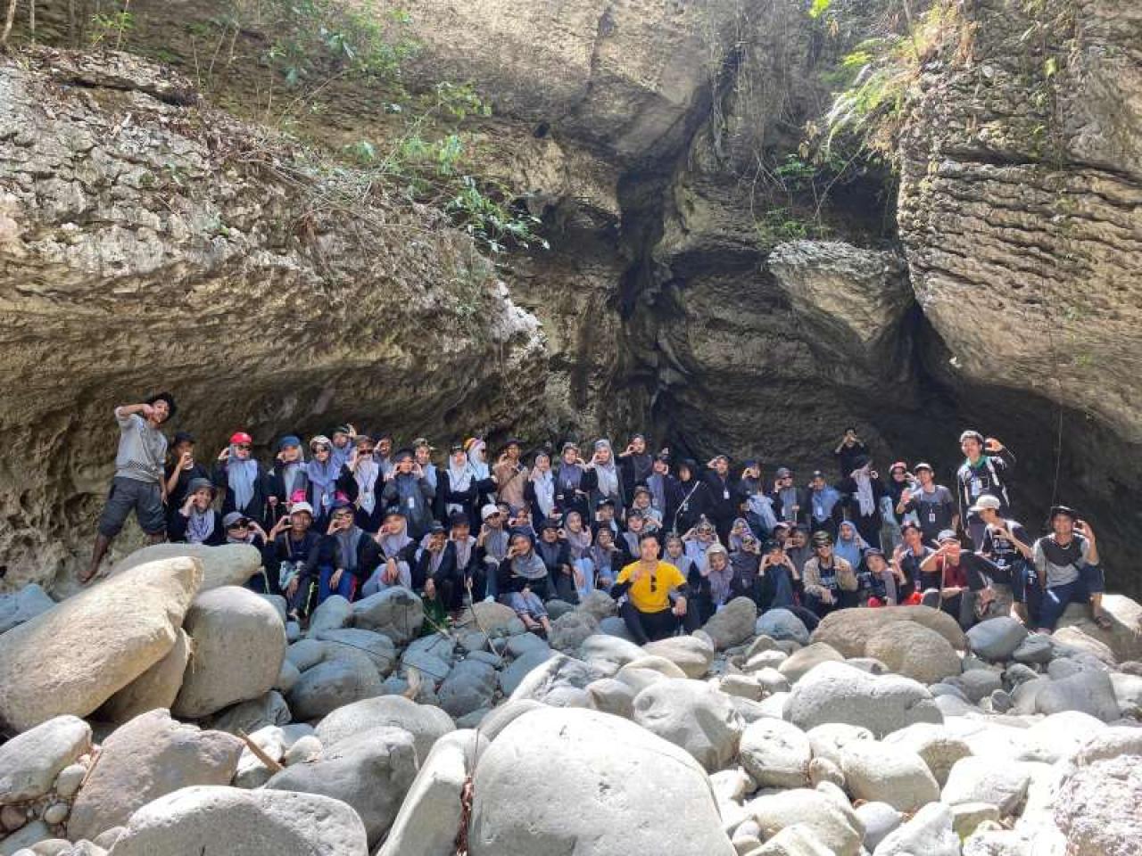 Gambar Mahasiswa Pendidikan Fisika Eksplorasi Ilmu Pengetahuan Bumi di Maros