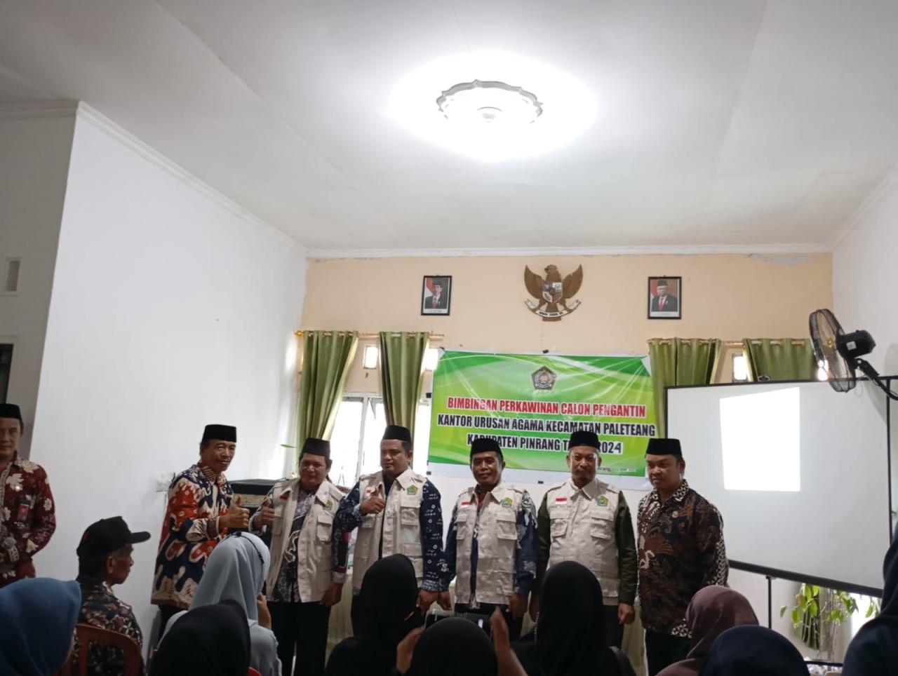 Gambar Mahasiswa PPL-PTK UIN Alauddin Berkontribusi pada Verifikasi Berkas Calon Jemaah Haji di KUA Paletea