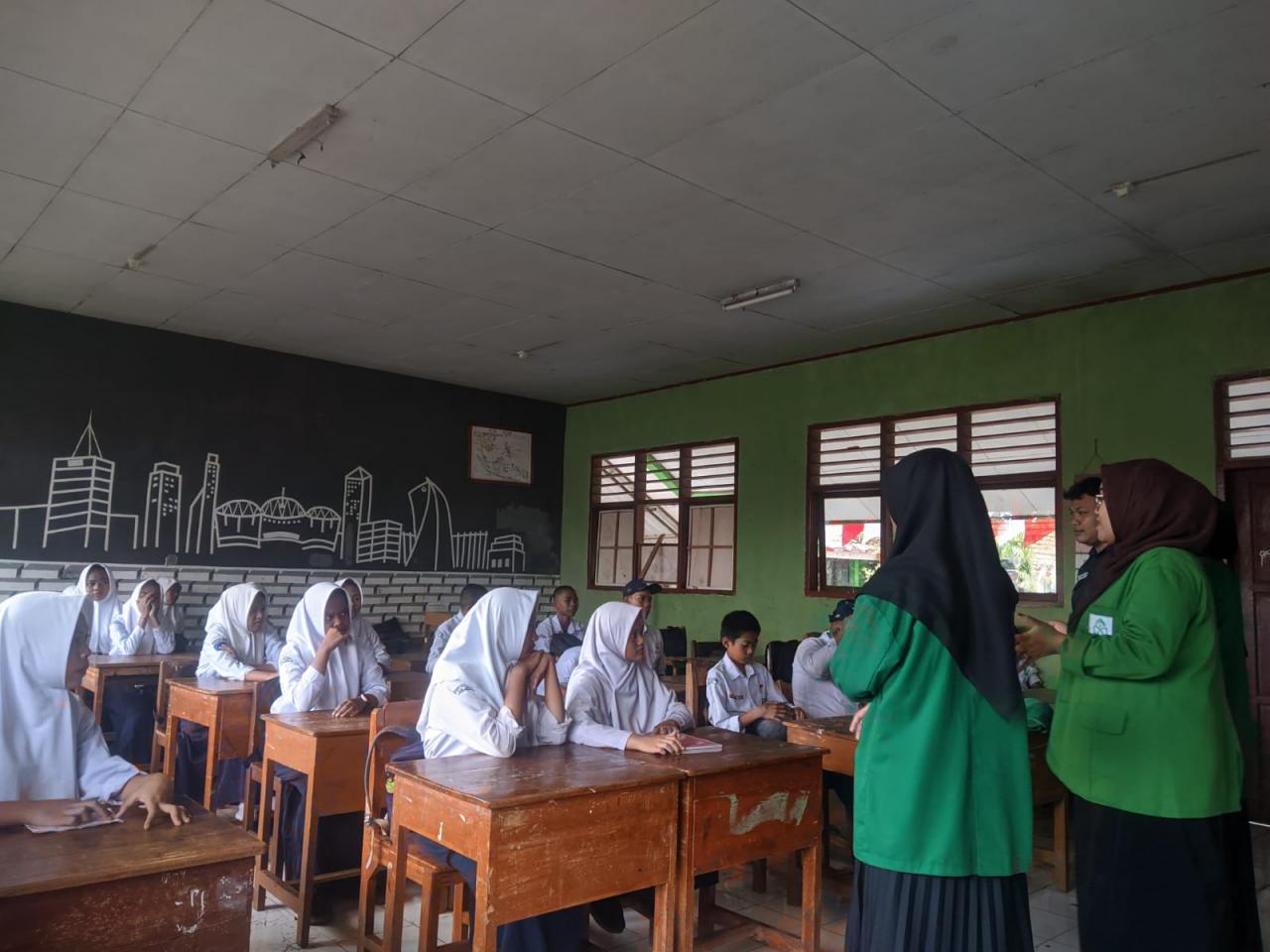 Gambar Mahasiswa Prodi PBI UIN Alauddin Integrasi PKM dengan Service Learning