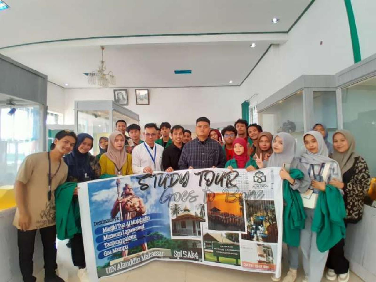 Gambar Mahasiswa Prodi SPI FAH UIN Makassar Telusuri Kekayaan Sejarah Di Kabupaten Bone