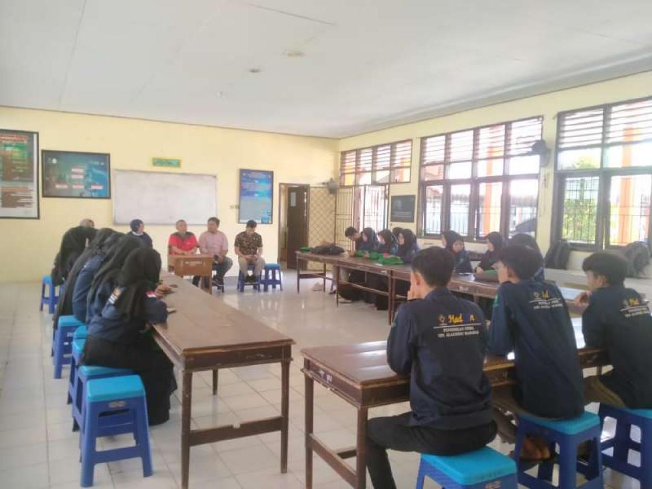 Gambar Mahasiswa Semester IV Pendidikan Fisika Bedah Laboratorium di SMA Negeri 9 Gowa