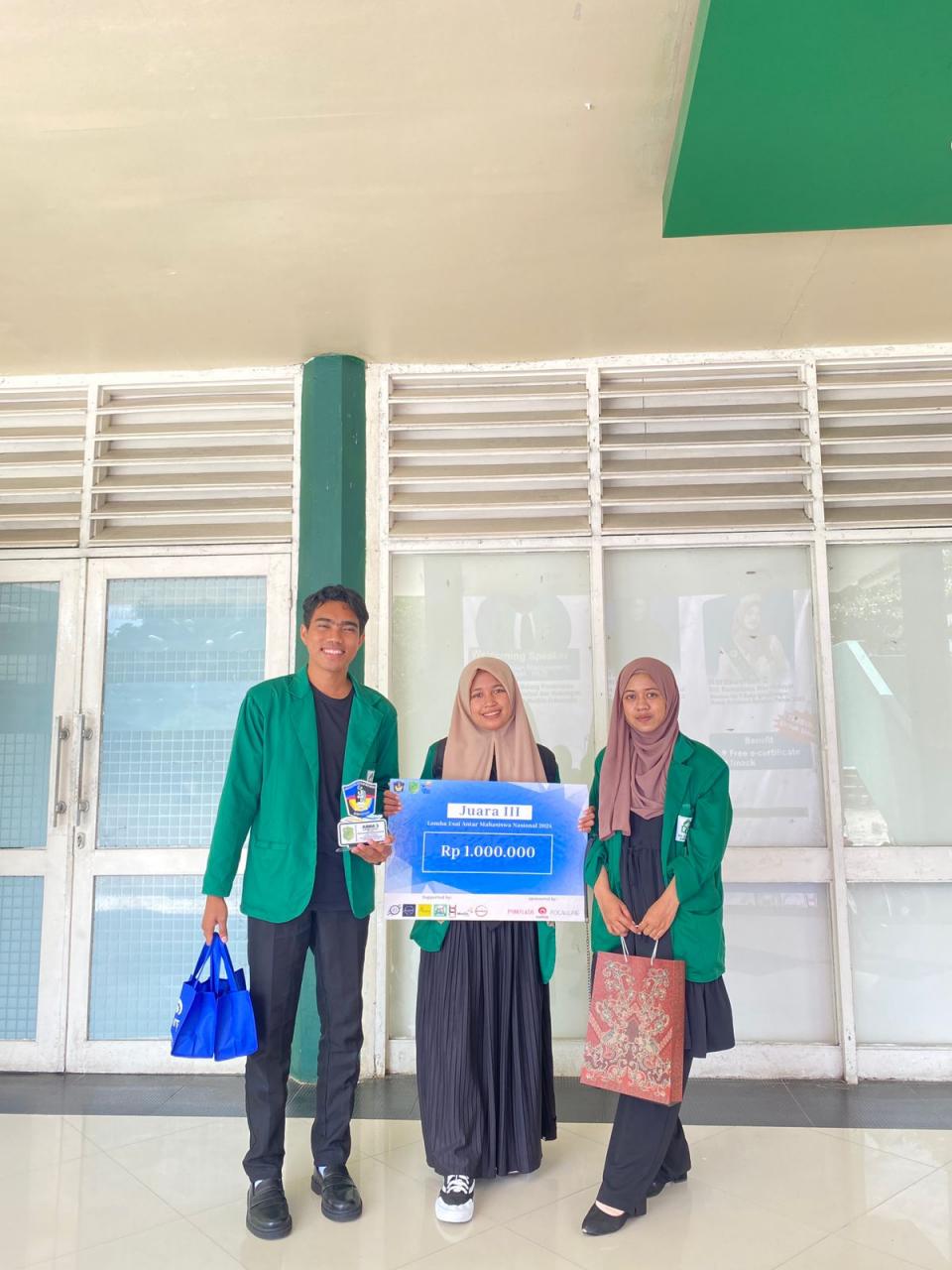 Gambar Mahasiswa UIN Alauddin Juara III Lomba Esai Lontara Tingkat Nasional di UMI