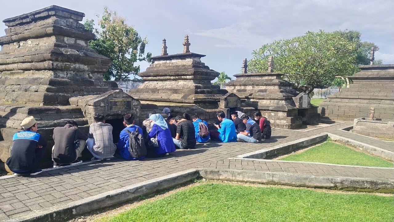 Gambar Mahasiswa UIN Alauddin Makassar yang tergabung dalam Organisasi PMII Gelar Ziarah Makam, Bagi Takjil
