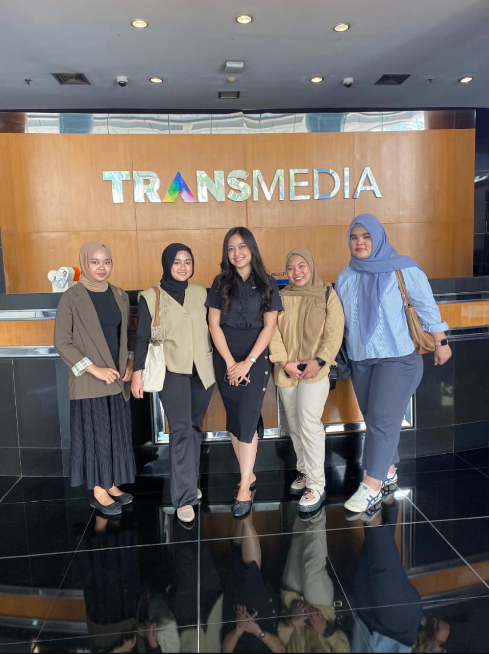 Gambar Mahasiswi Jurnalistik Perdalam Pengetahuan Penyiaran Melalui Kunjungan Kantor Pusat Trans TV