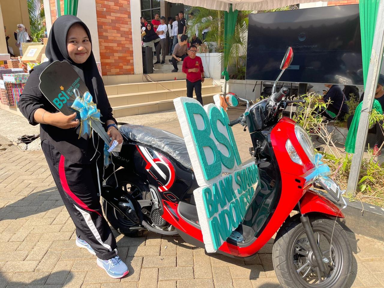 Gambar Mahasiswi PBI UIN Alauddin Raih Hadiah Motor Gerak Jalan Santai, Rifdah: Ini Momen Spesial!