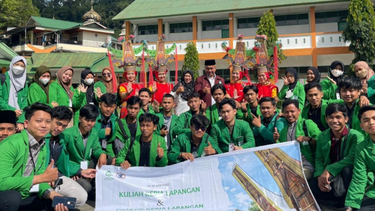 Gambar MAN Tana Toraja Sambut KKL Prodi IQT UIN Alauddin dengan Tari Pagellu