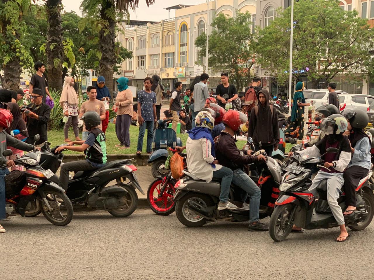 Gambar Mencari Berkah Ramadhan Komunitas Vespa Kampus UIN Alauddin Makassar Gelar UINAM Sccoter Berbagi