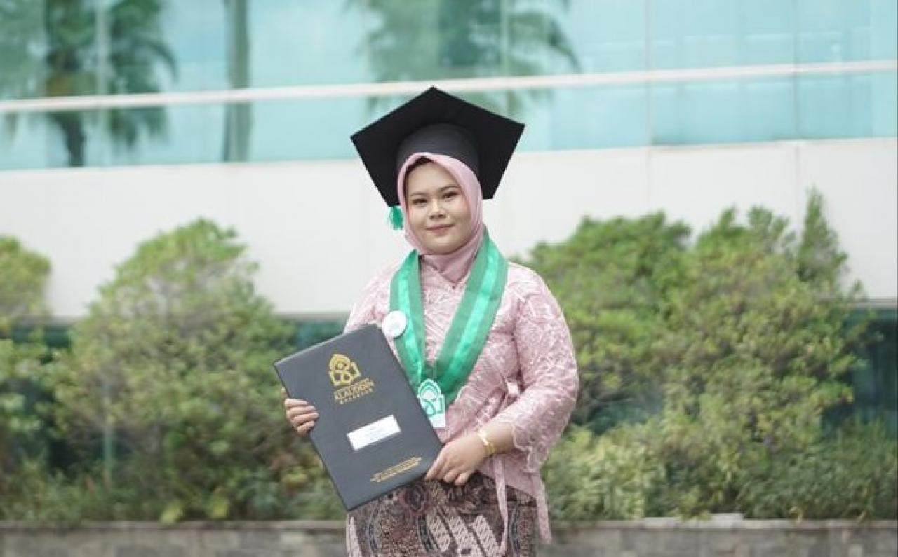 Gambar Nur Azisah Azis S.Pd Lulusan Terbaik I PBI FTK Raih IPK 3.99