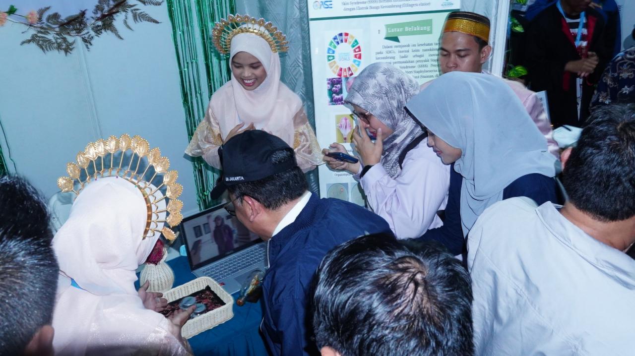 Gambar OASE PTKI II: Dr. Zainud Tauhid Kunjungi Booth Kontingen UIN Alauddin Makassar