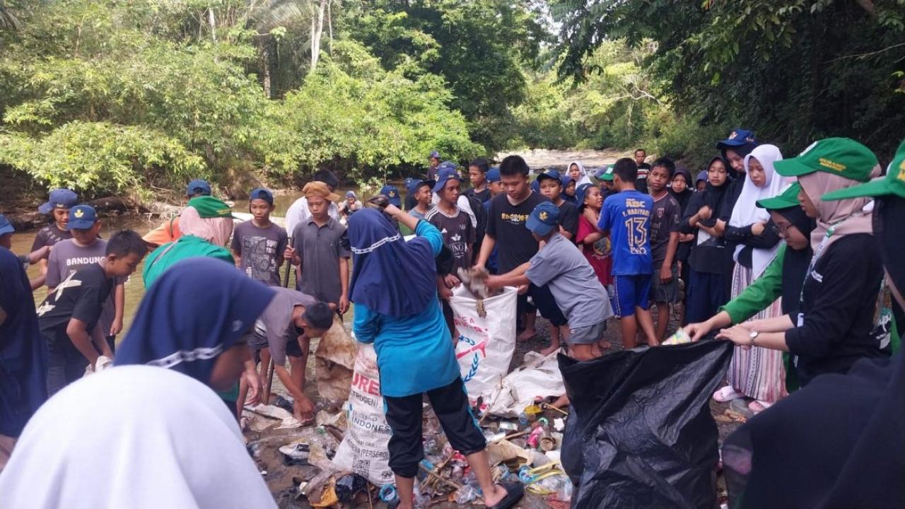 Gambar Peduli Lingkungan, Kolaborasi Mahasiswa KKN UINAM dan SMPN 3 Pitu Riase Bersihkan Sungai Compong