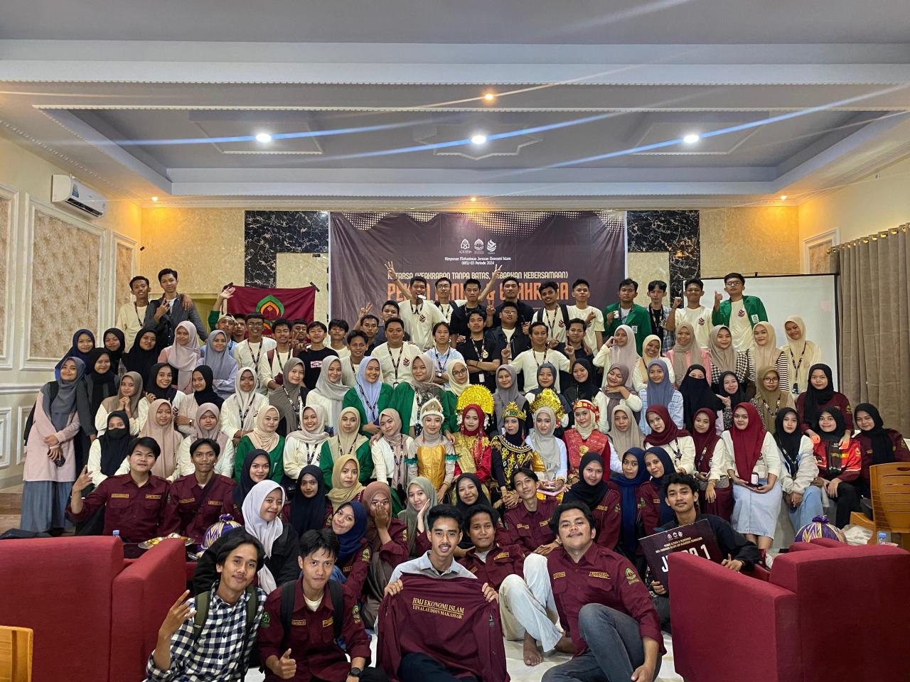 Gambar Penyerahan Hadiah jadi Penutup Pekan Ilmiah dan Olahraga HMJ Ekonomi Islam