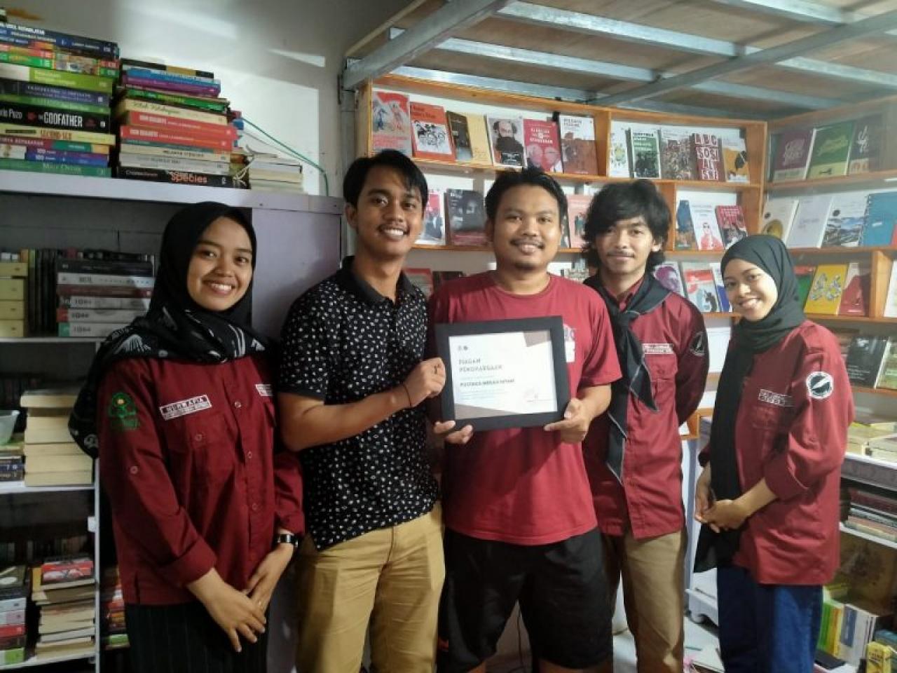 Gambar Perkuat Literasi, HMJ Jurnalistik Kunjungi Pustaka Merahitam dan Sindikat Lapak Baca