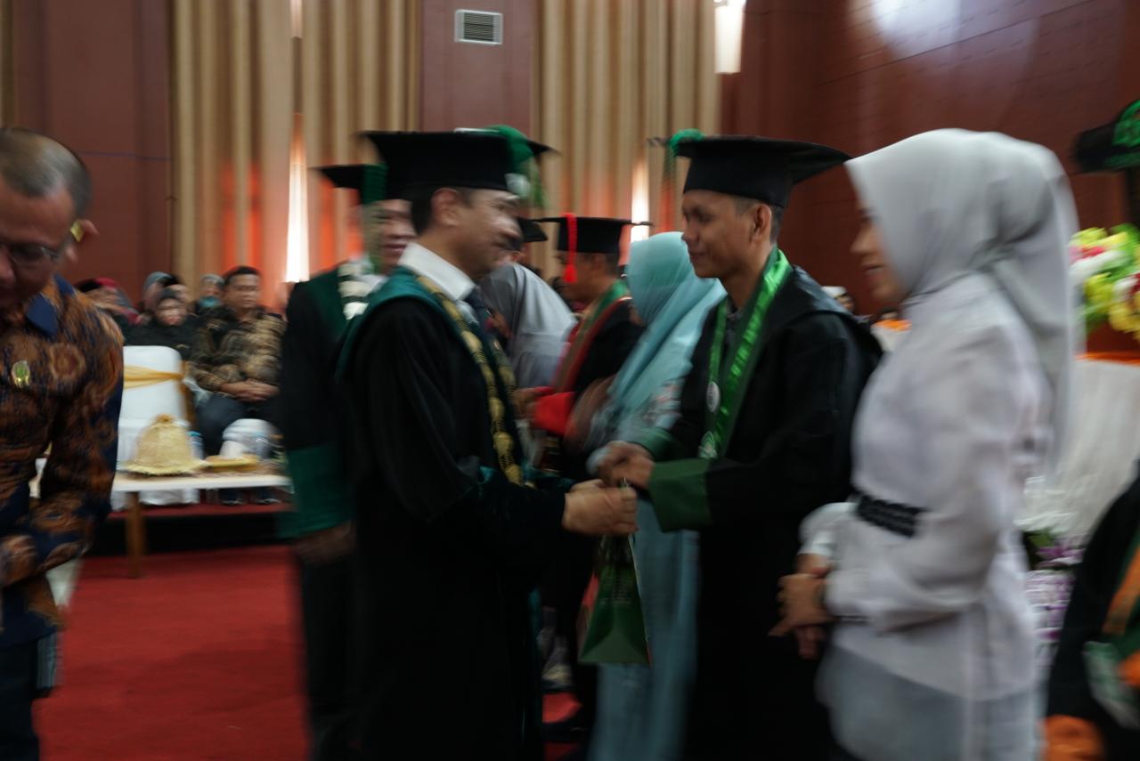 Gambar Pesan Rektor Untuk Wisudawan: Persembahkan Kesarjanaan Pada Orang Tua, Mereka Pahlawan Sejati!