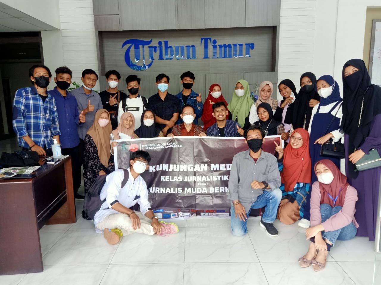 Gambar Peserta Kelas Jurnalistik HMJ Sosiologi Agama Kunjungi Tribun Timur