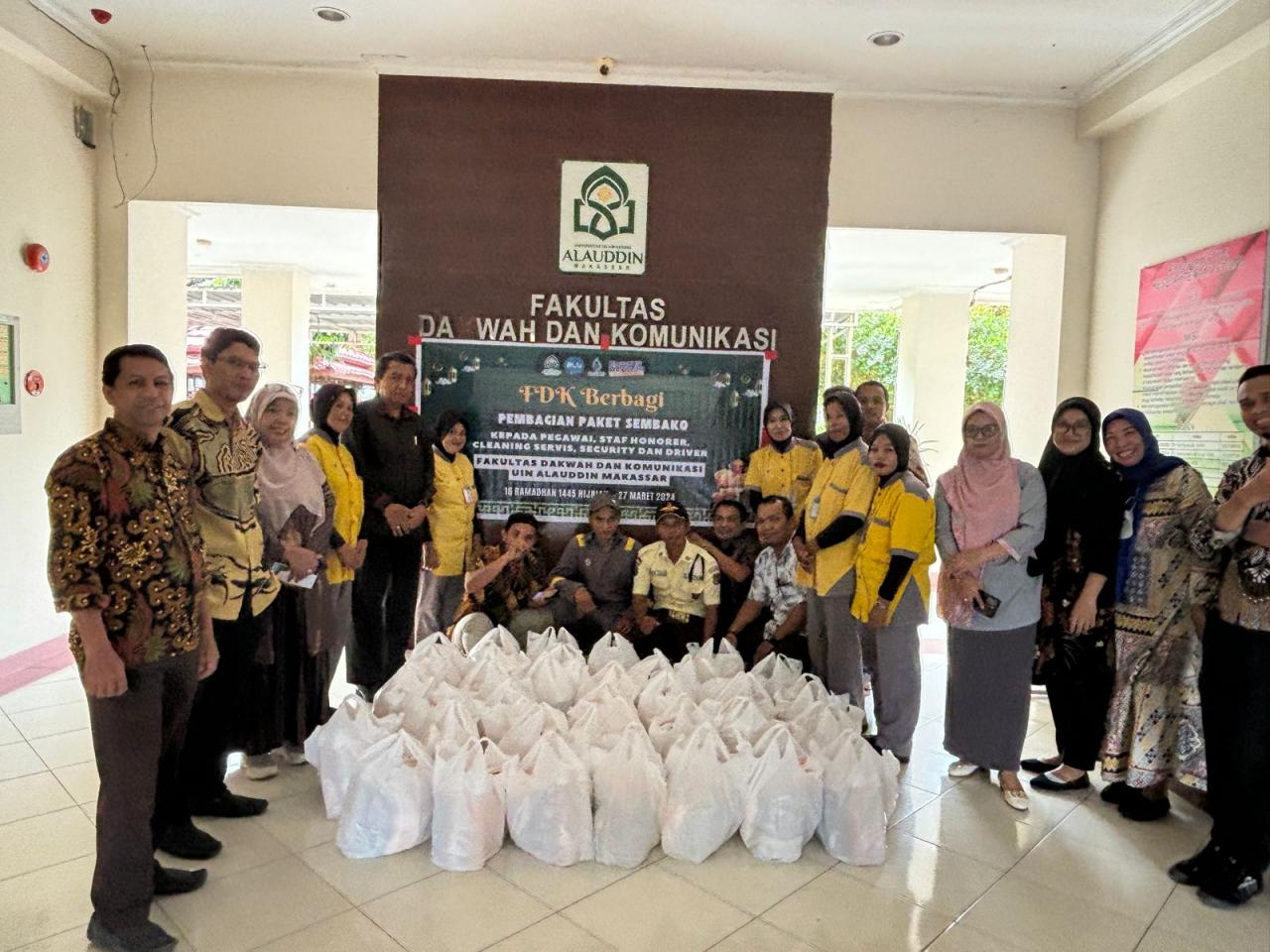 Gambar Pimpinan FDK Bagikan Sembako Jelang Hari Raya Idul Fitri