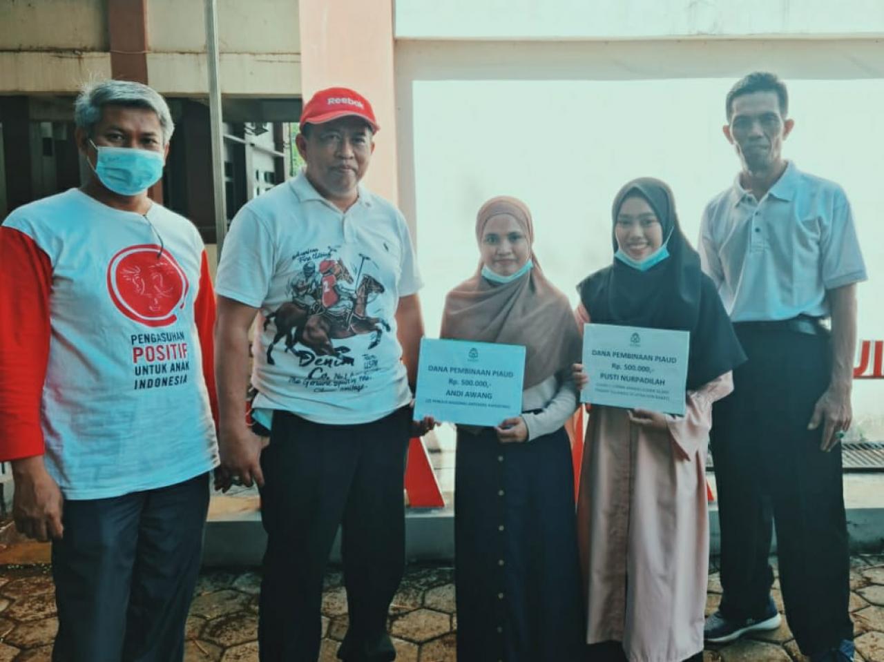 Gambar Pimpinan FTK UIN Alauddin Berikan Hadiah Dua Mahasiswi Berprestasi