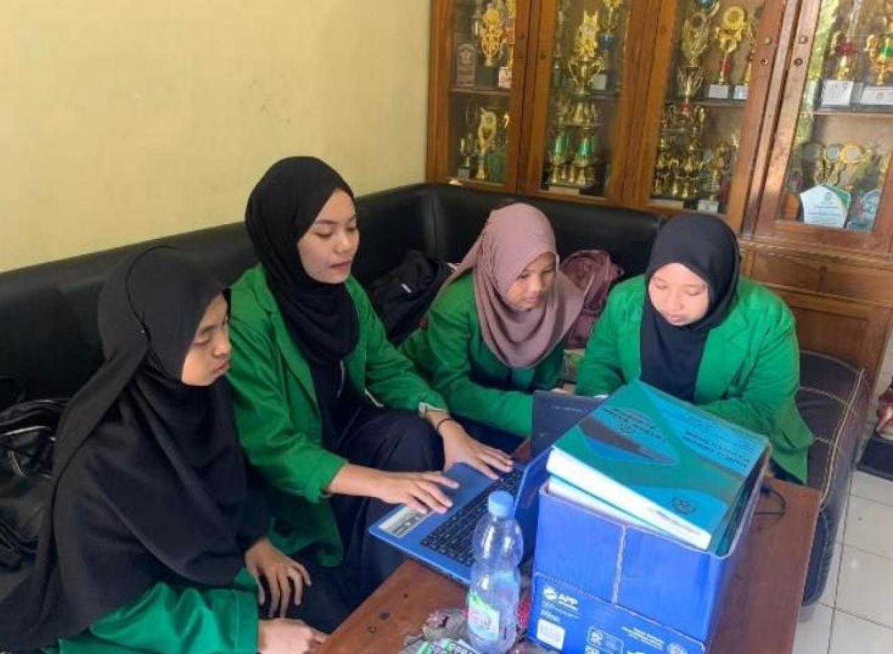 Gambar PKM MPI UIN Alauddin Bantu MTs Madani Pao-pao Update Database Sekolah