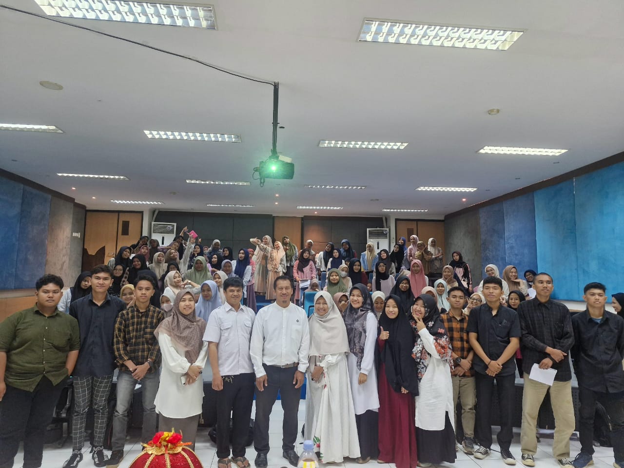 Gambar Prodi Farmasi Gelar Kuliah Pakar Handling Sitotoksik dan Aseptic Dispensing