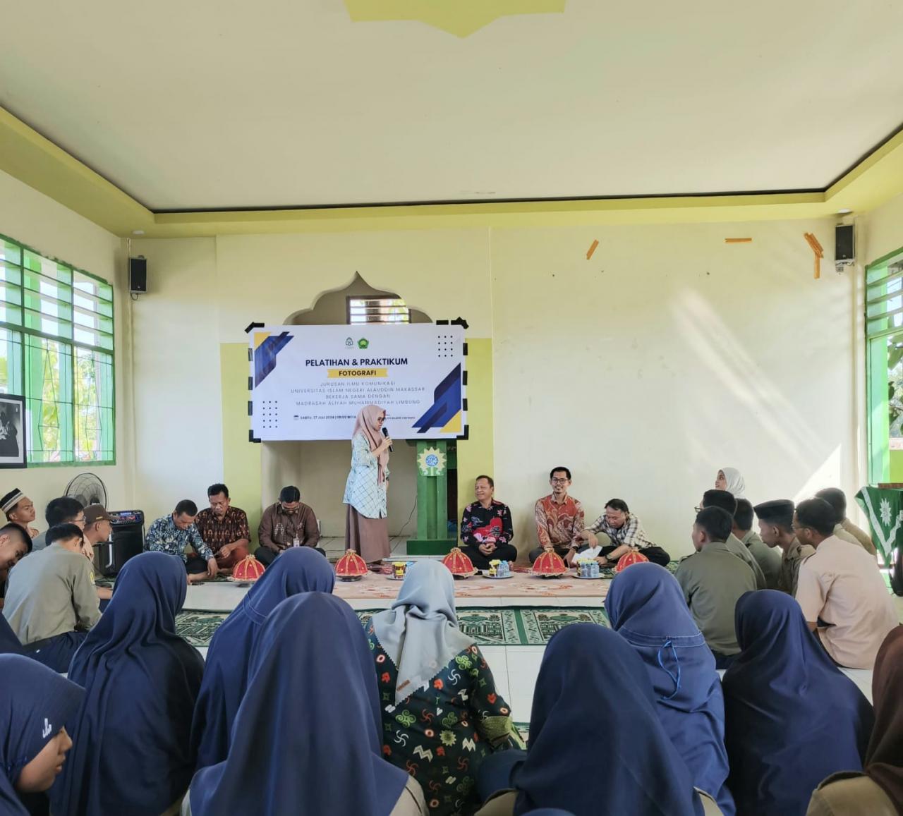 Gambar Prodi Ikom UIN Alauddin Beri Pelatihan dan Praktikum Fotografi Siswa MA Limbung