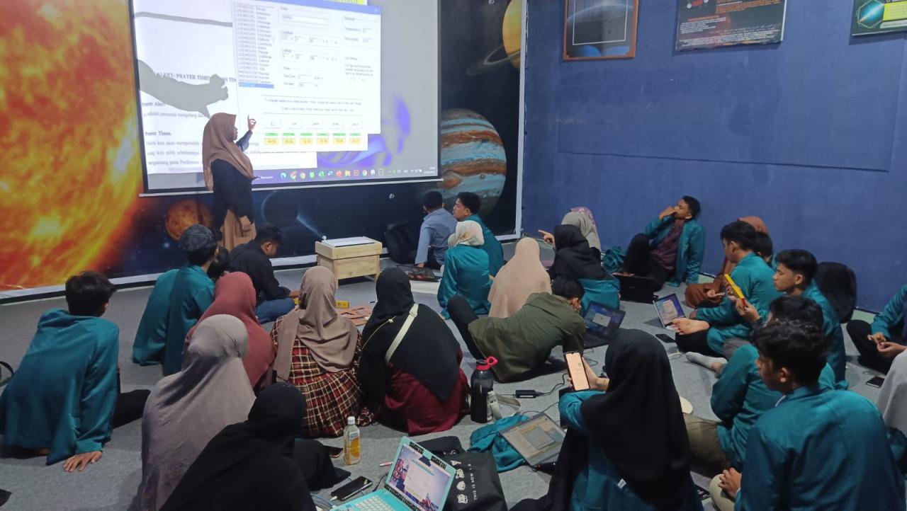 Gambar Prodi Ilmu Falak Latih Mahasiswa STAI DDI Mangkoso Gunakan Software Arah Kiblat