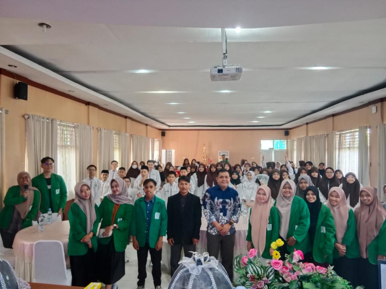 Gambar Prodi MPI UIN Alauddin Berbagi Pengetahuan Public Speaking di MTsN Kota Makassar