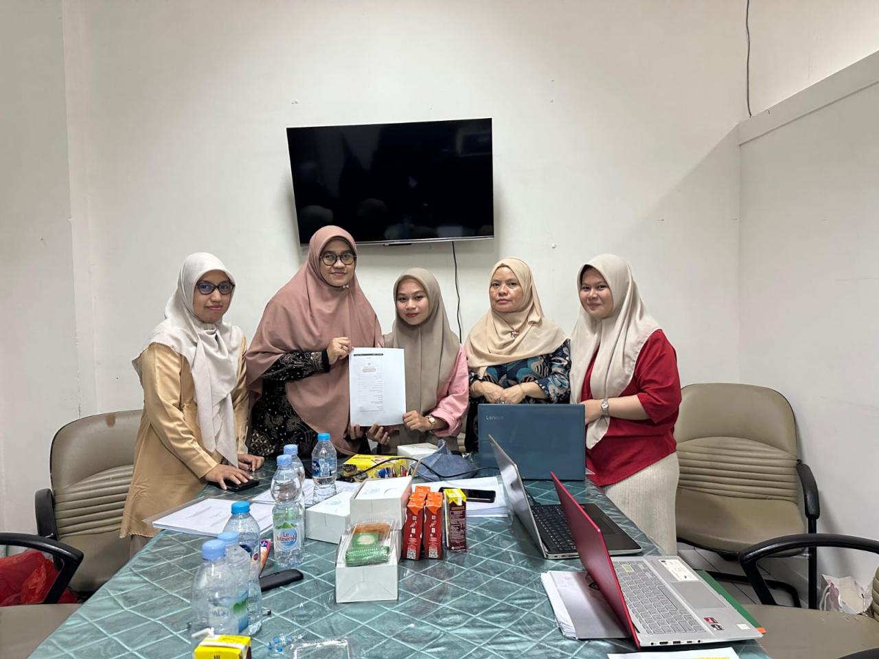 Gambar Prodi PBI UIN Alauddin Serahkan Beasiswa Alumni TBI/PBI Kepada Mahasiswa