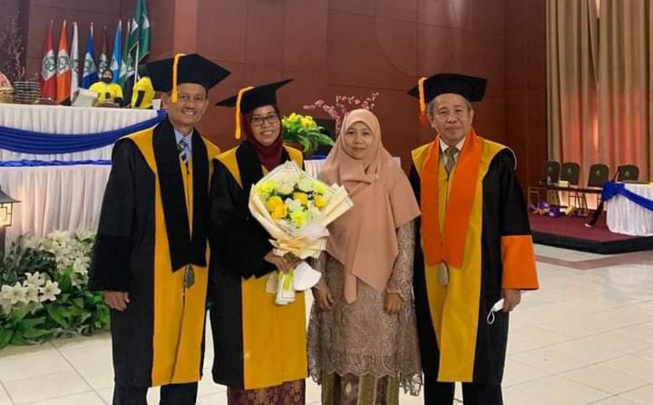 Gambar Prof Siti Aisyah Kara Bersama Suami dan Adiknya Dikukuhkan Jadi Guru Besar UIN Alauddin