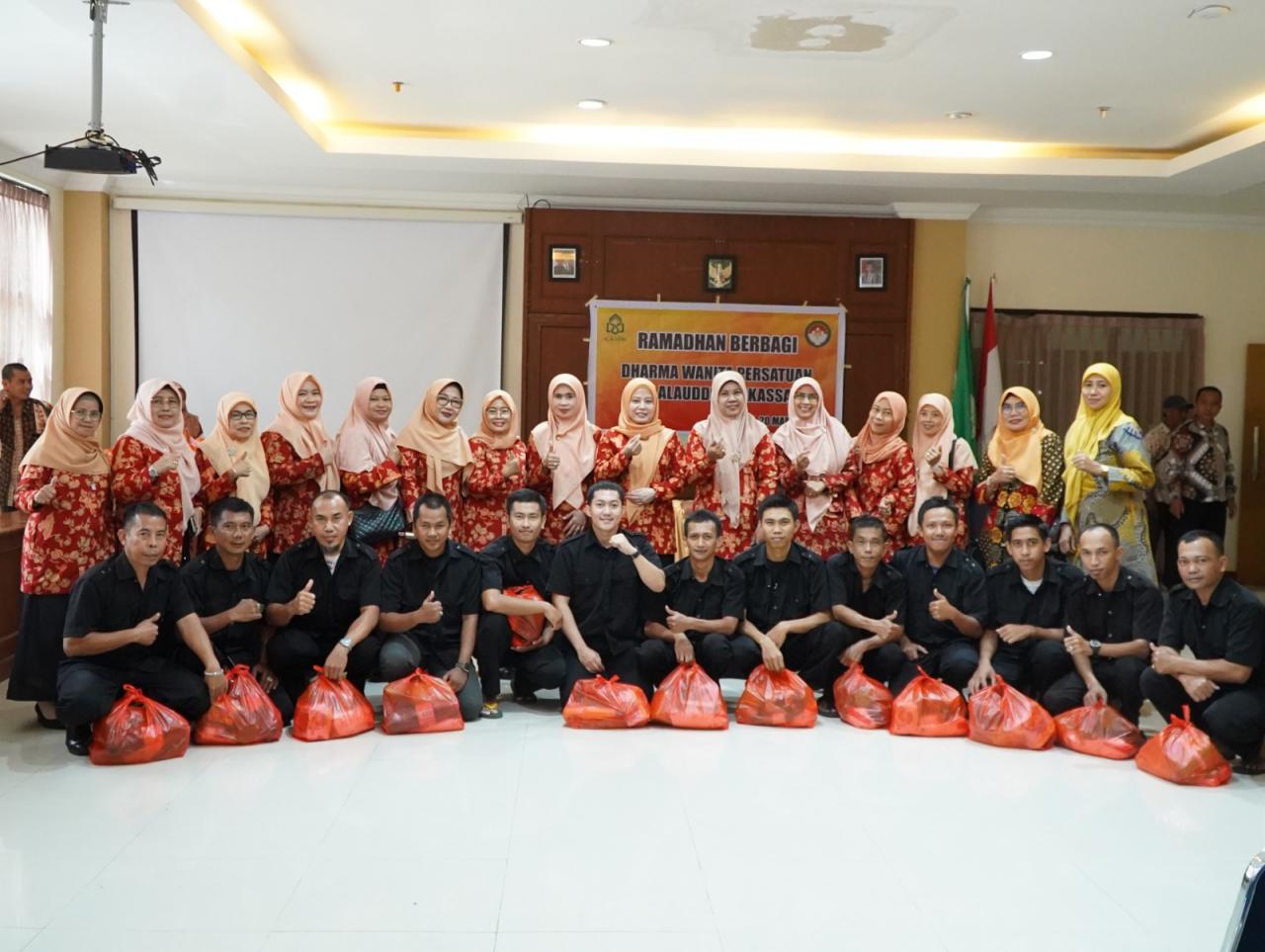 Gambar Ramadhan Berbagi: Darmawanita UIN Alauddin Makassar Salurkan 204 Paket Sembako untuk CS, Security da