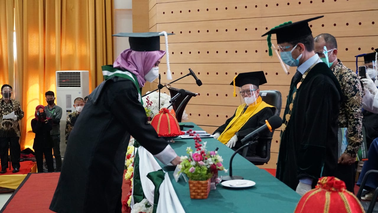 Gambar Rektor Kukuhkan 238 Wisudawan Angkatan 86