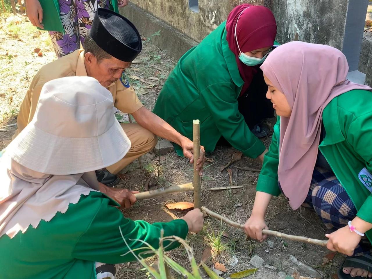Gambar Sadar Pangan, Mahasiswa KKN Ajak Masyarakat Deaa Jipang Tanam Pohon Kelor