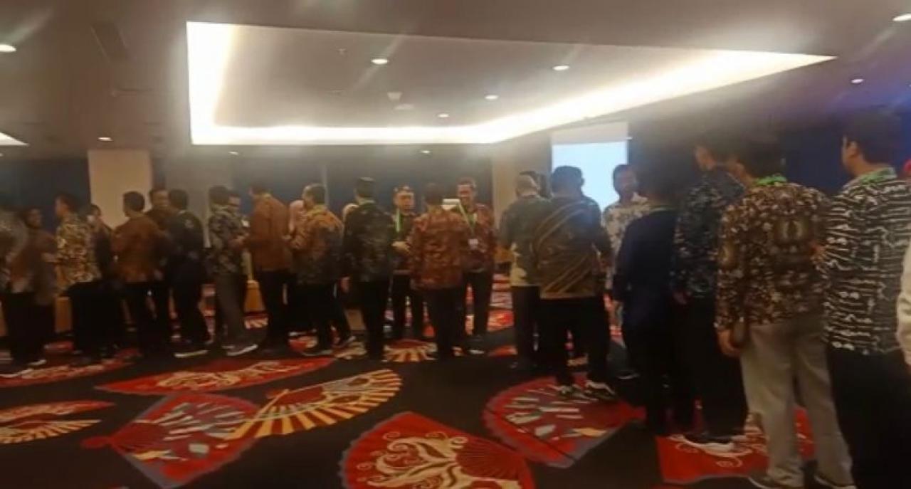 Gambar SEJUK, ToT Moderasi Beragama UIN Alauddin Berakhir, Peserta Saling Jabat Tangan-Berpelukan Diiringi 