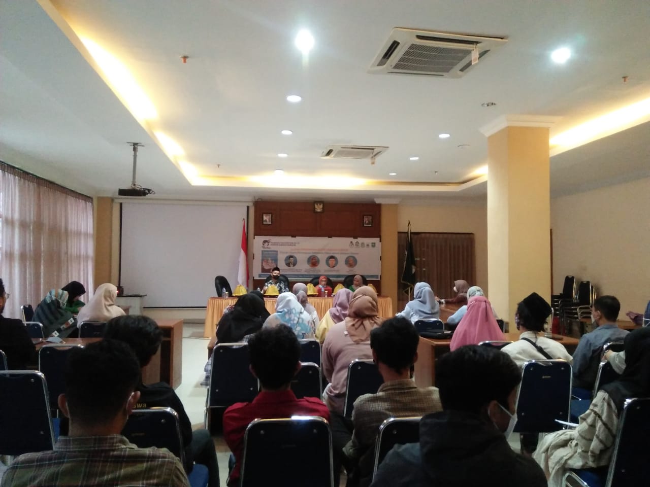 Gambar Sema-U Berkolaborasi Dengan Gusdurian Makassar Sukses Gelar Diskusi dan Bedah Buku