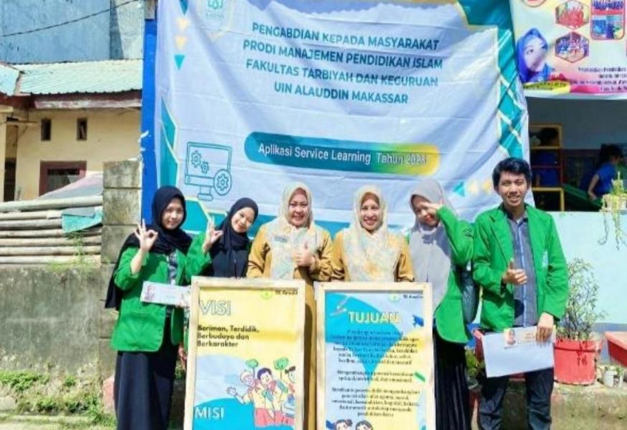 Gambar Service Learning Mahasiswa MPI UIN Alauddin, Desain Visi Misi di TK Amalia Makassar