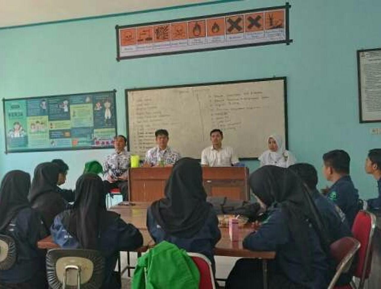 Gambar SMA Negeri 10 Makassar Apresiasi Program AKLAM Mahasiswa Semester IV Pendidikan Fisika