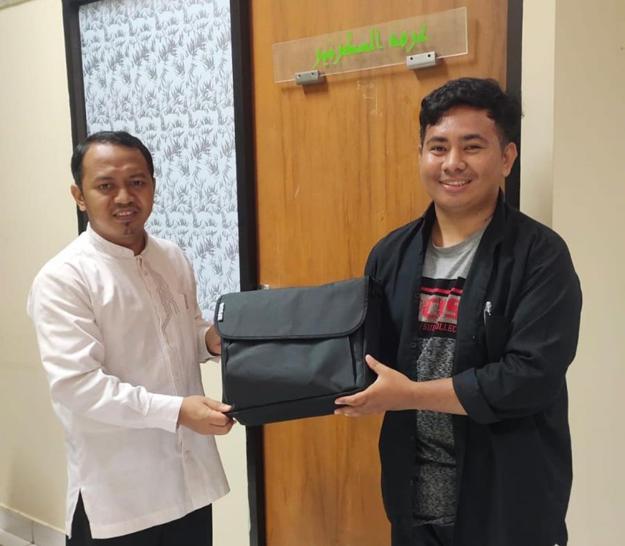 Gambar Sumbang Alat Penunjang Perkulihan, Terima Kasih Alumni PBA UIN Alauddin