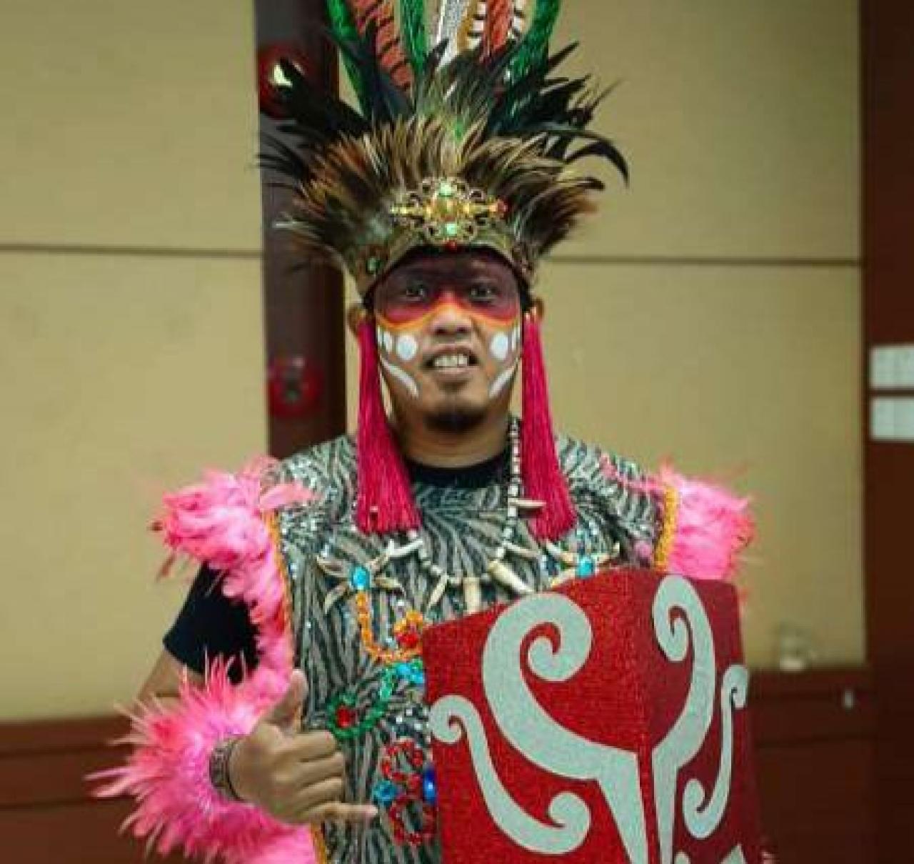 Gambar Tampil Totalitas dengan Pakaian Adat Dayak, Dosen PBA Raih Kostum Terbaik Dies Natalis Ke-58 UIN Ala