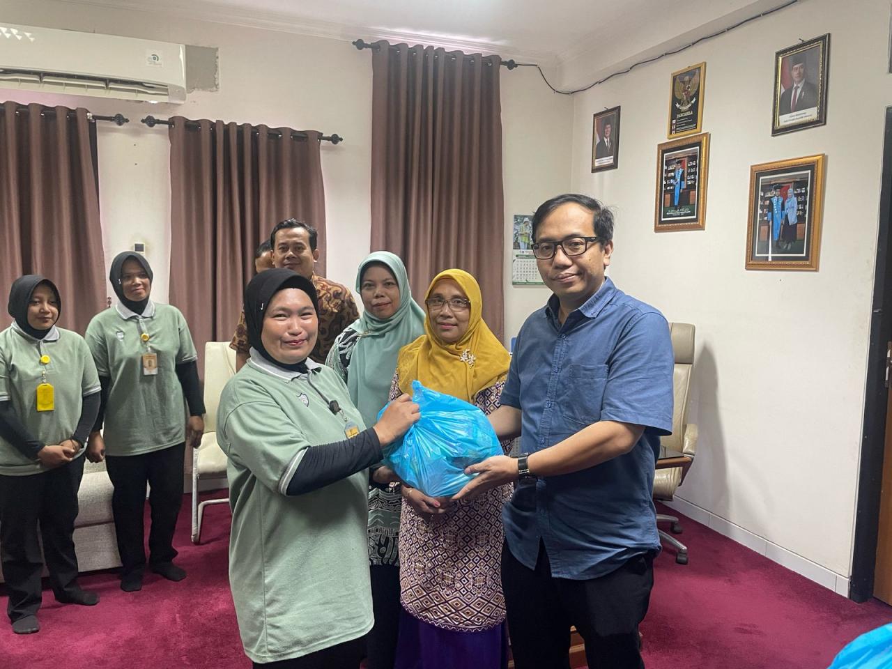 Gambar Tebar Berkah Ramadhan, FUF UIN Alauddin Makassar Salurkan 110 Paket Ramadhan Untuk CS hingga Tendik
