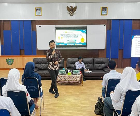 Perkuat Budaya Literasi, Dosen UIN Alauddin Isi Pembekalan Lomba Resensi Buku di Maros