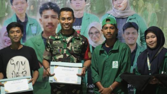 Lewat Fun Badminton, Mahasiswa KKN UINAM Eratkan Kebersamaan dengan Warga Lili Riattang