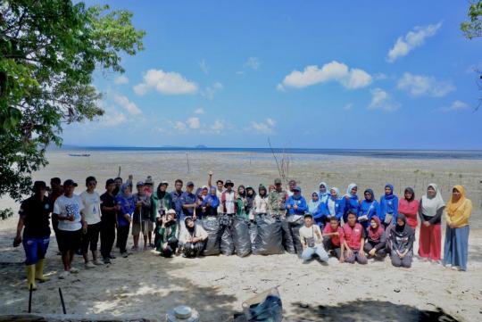 KKN 79 UIN Alauddin Gelar Aksi Bersih Pantai dan Tanam hingga 1.000 Mangrove di Laiyolo Baru