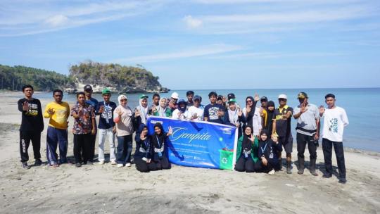 GEMPITA di Pantai Sangkulu-Kulu, KKN UIN Alauddin Ajak Warga Rawat Pesisir