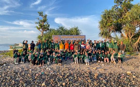KKN 79 UIN Alauddin Gandeng Kodim 1410 Tanam Mangrove di Pantai Ujung La’bu