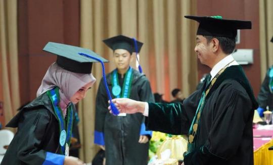 Wisuda Angkatan 121, Rektor UIN Alauddin Ajak Lulusan Menjadi “Sarjana Anak Tangga”