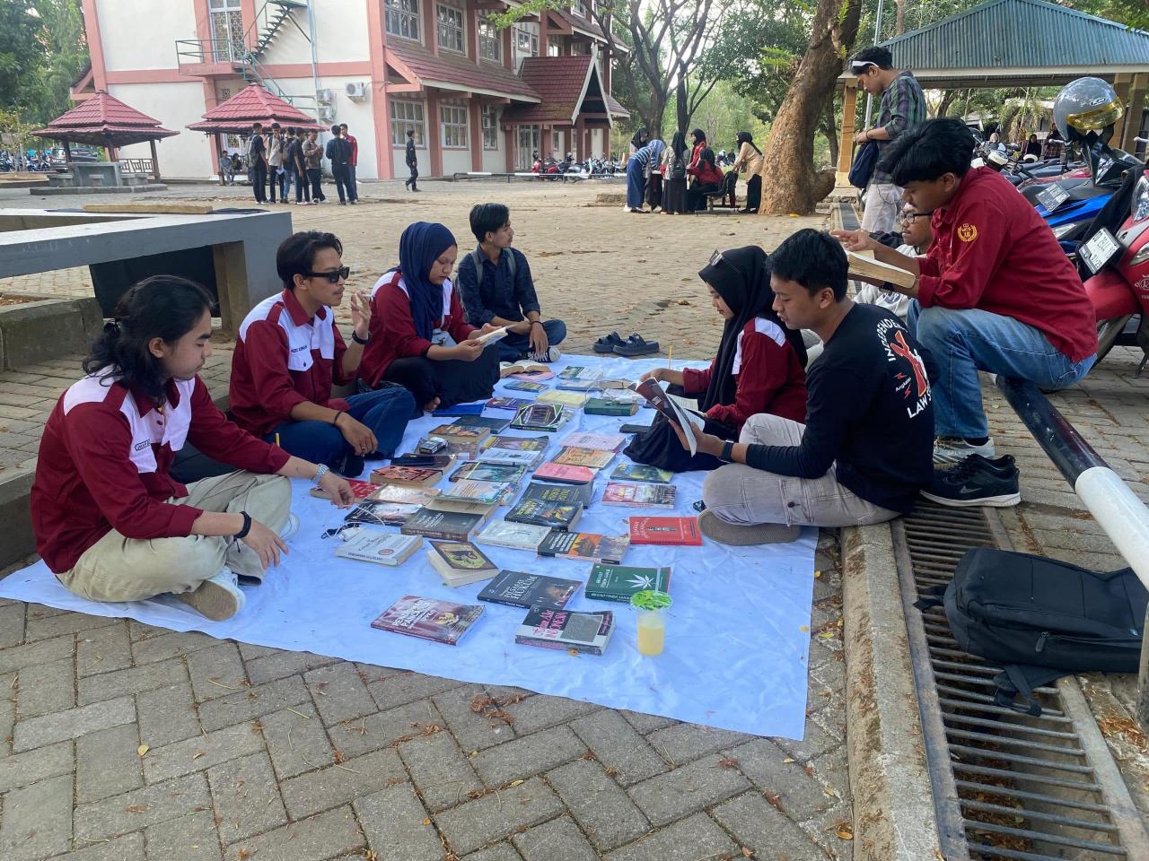 Gambar Tumbuhkan Minat Baca Mahasiswa, Study Club ILS Gelar Lapak Baca di Pelataran FSH